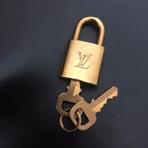 Pre-loved LV Lock & Key Set 436
